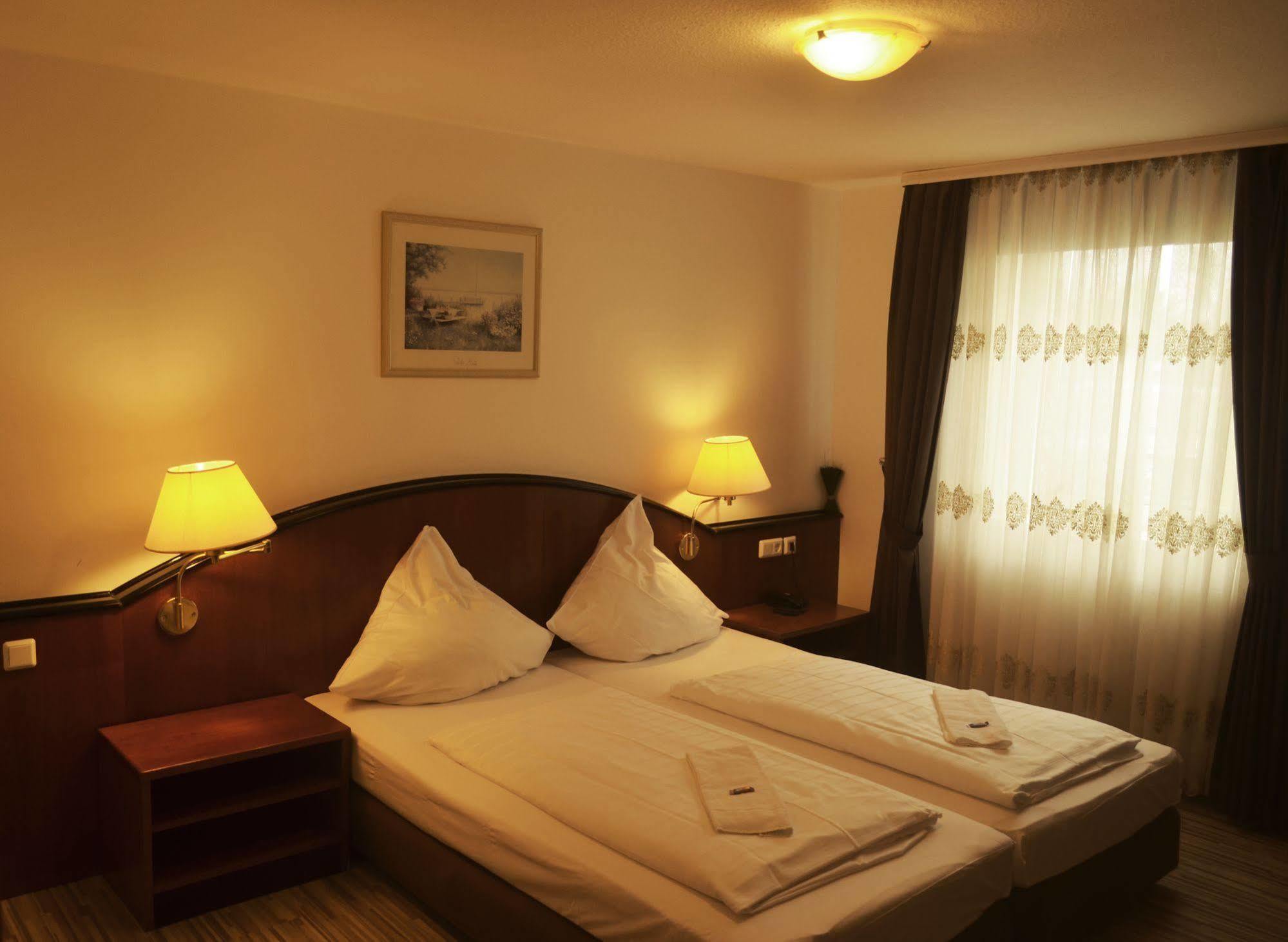 As Hotel เกิตทิงเงน ภายนอก รูปภาพ